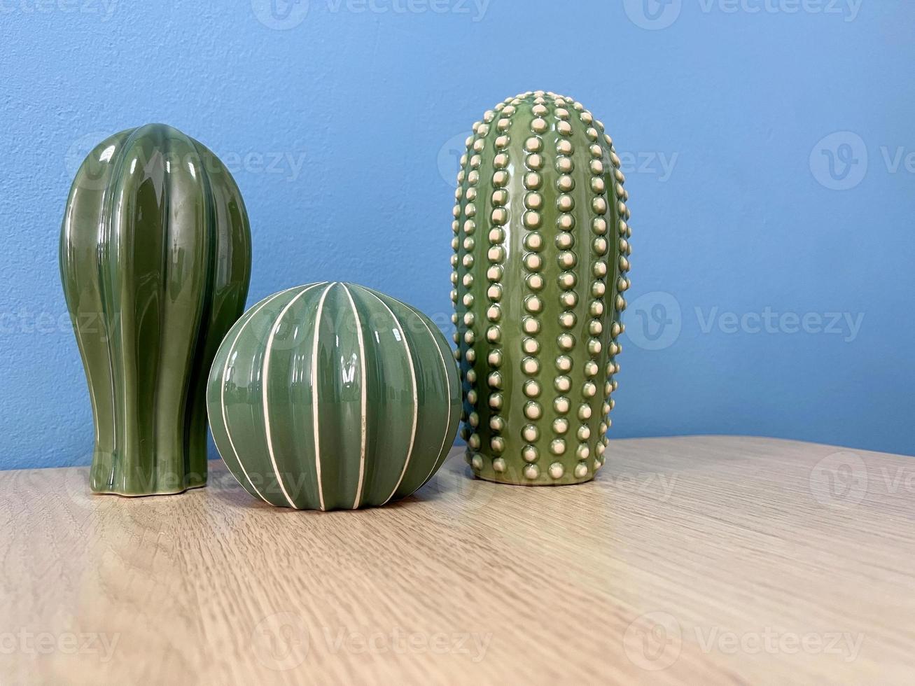 cactus - souvenir en céramique. décor floral pour l'intérieur. fleur de la maison photo
