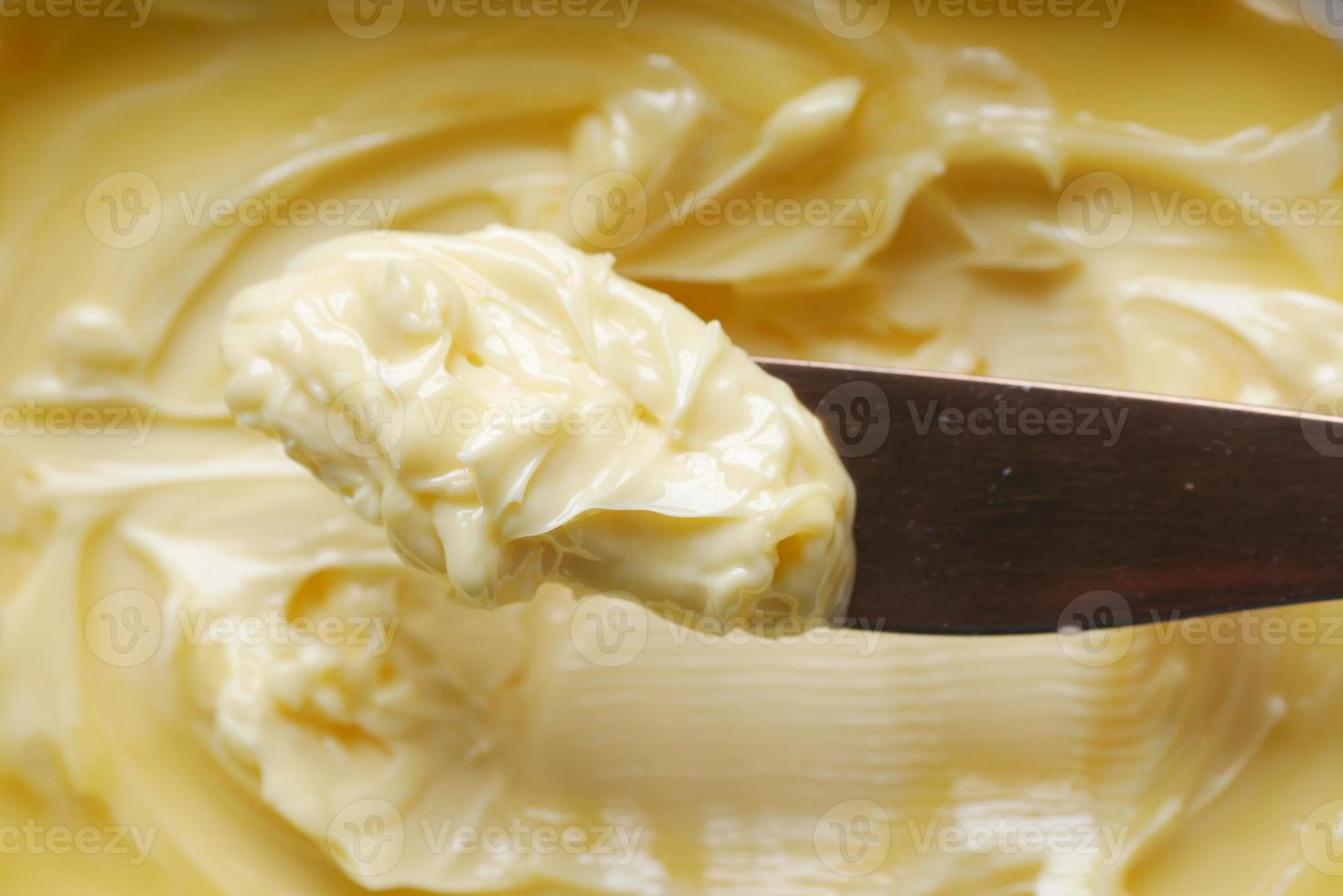 gros plan de beurre frais dans un récipient photo