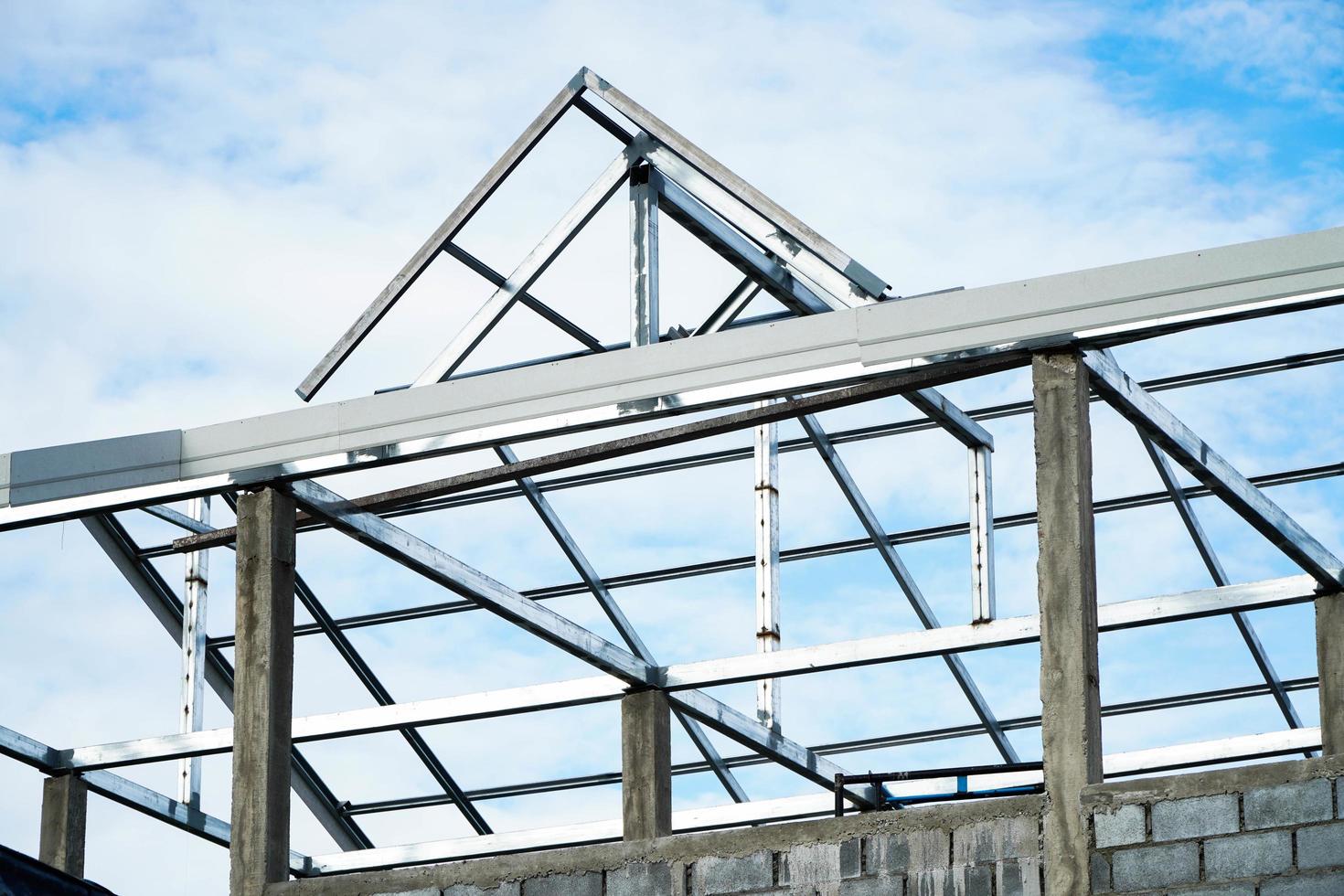 structure en treillis de toit en acier pour la construction d'une maison sur le ciel, idées de conception de toit photo
