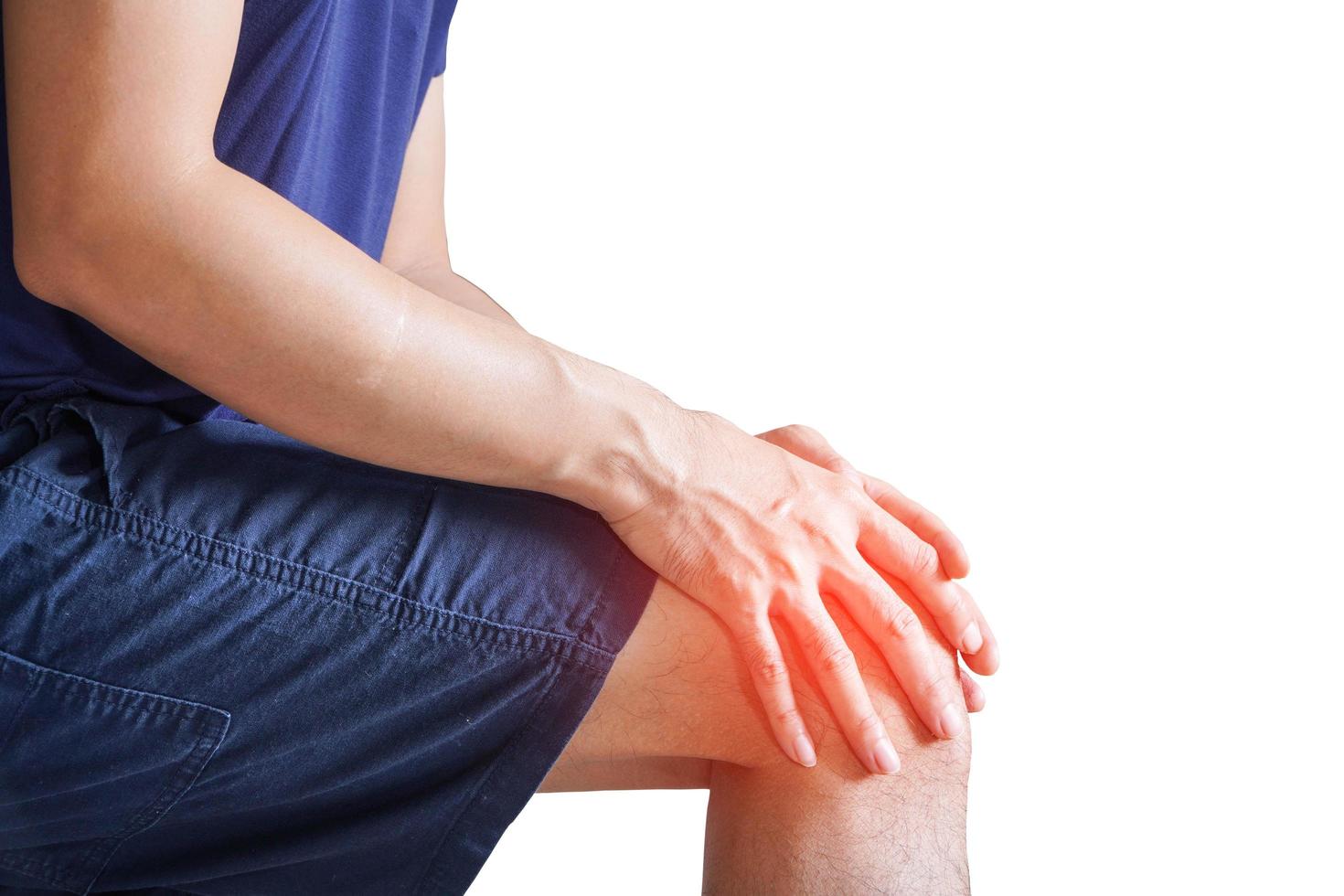 homme avec les deux paumes autour de la rotule pour montrer la douleur et les blessures sur la zone du genou, fond blanc, douleurs articulaires, arthrite et tendons. photo