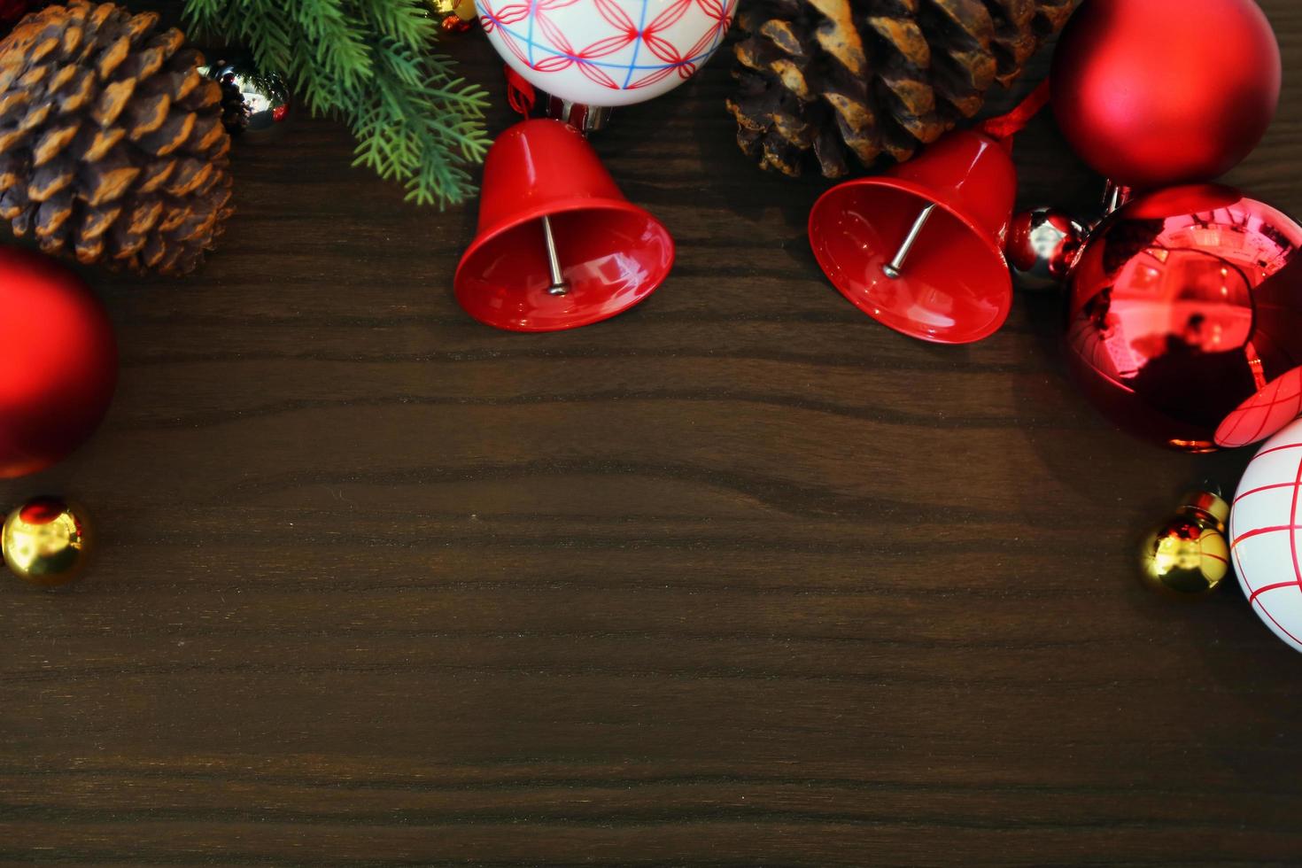 éléments de décoration de noël avec fond en bois et espace vide photo