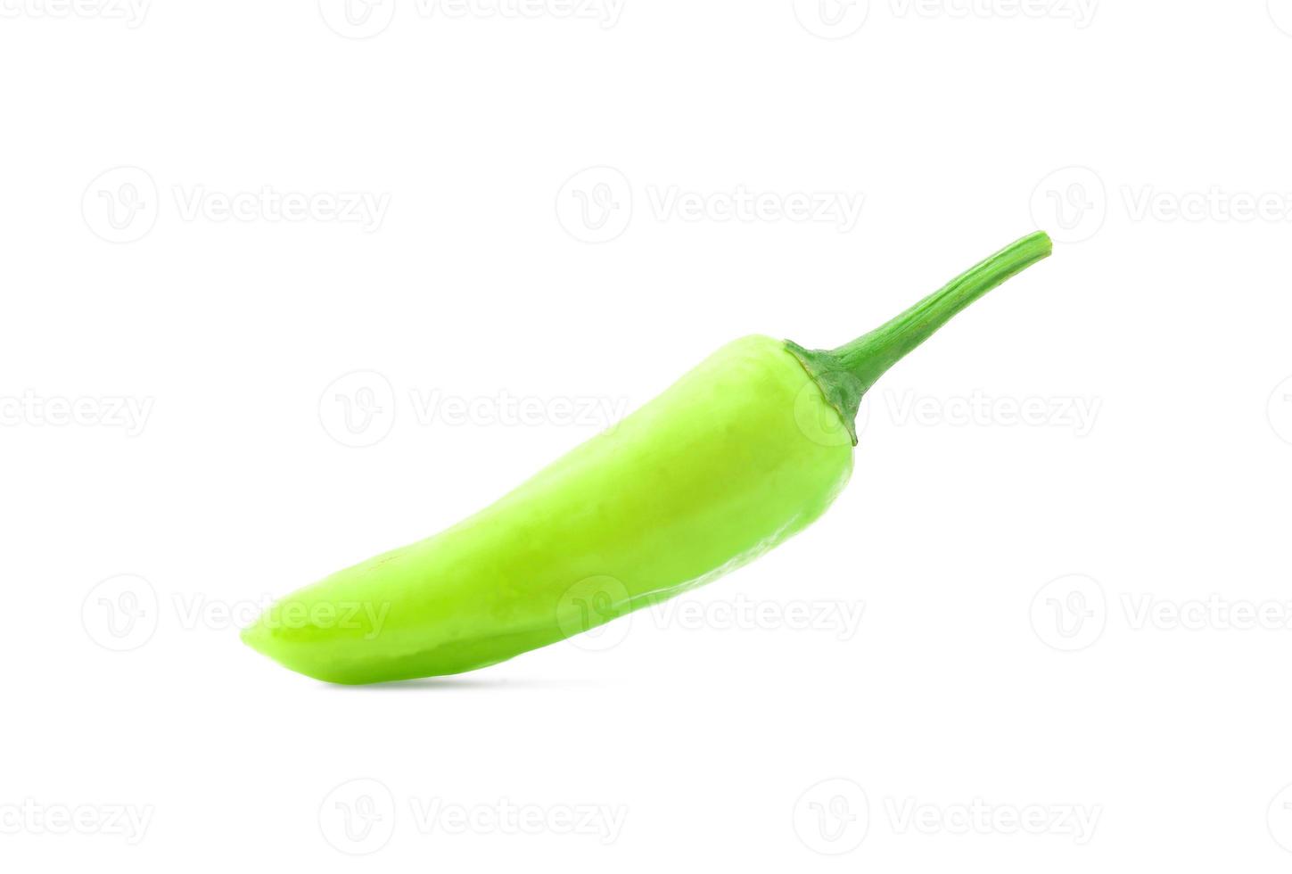 poivron poivron vert sur fond blanc photo
