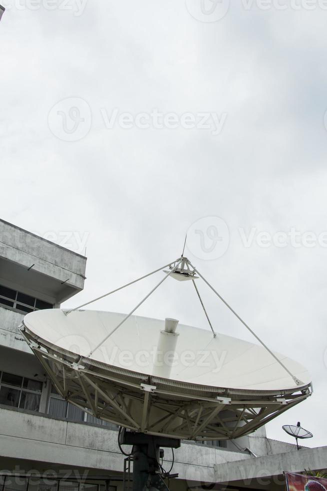 Antenne parabolique isolé sur fond blanc photo