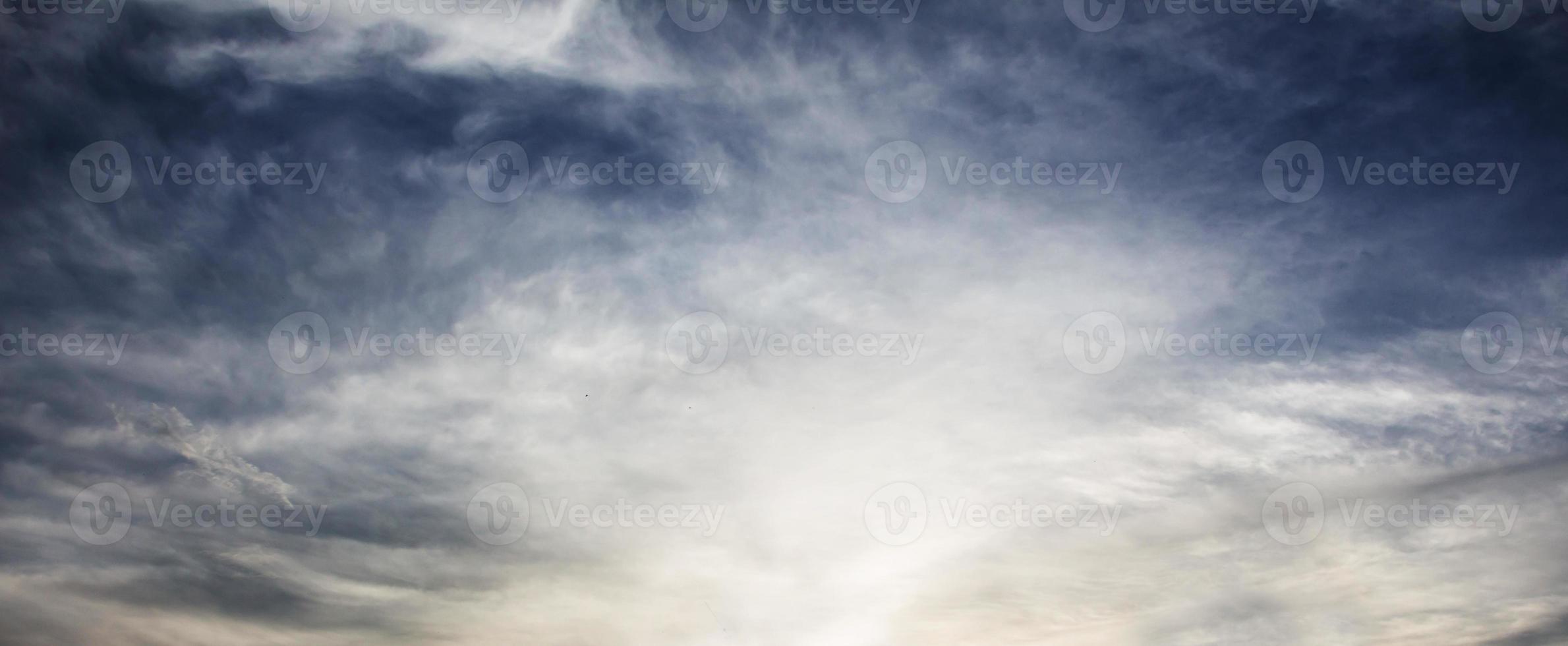 nuages sur un ciel bleu photo