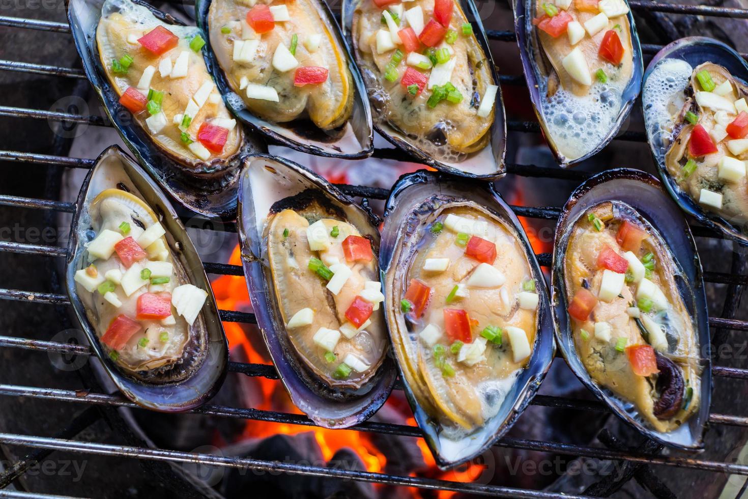 moules grillées sur les flammes photo