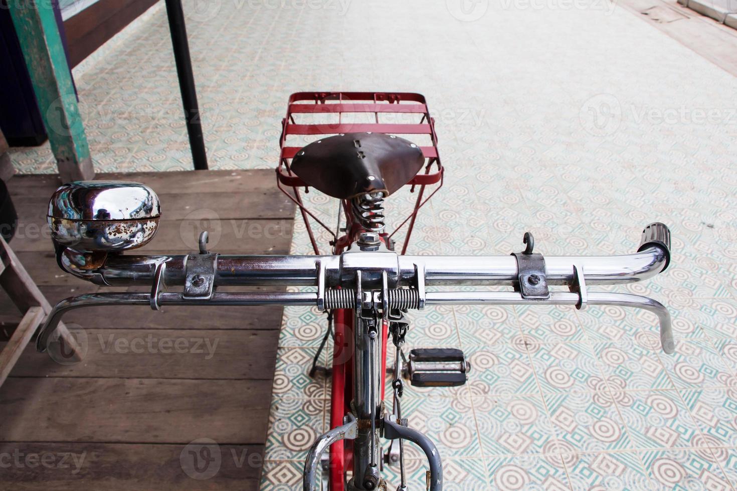 détail d'un vélo vintage rouge photo