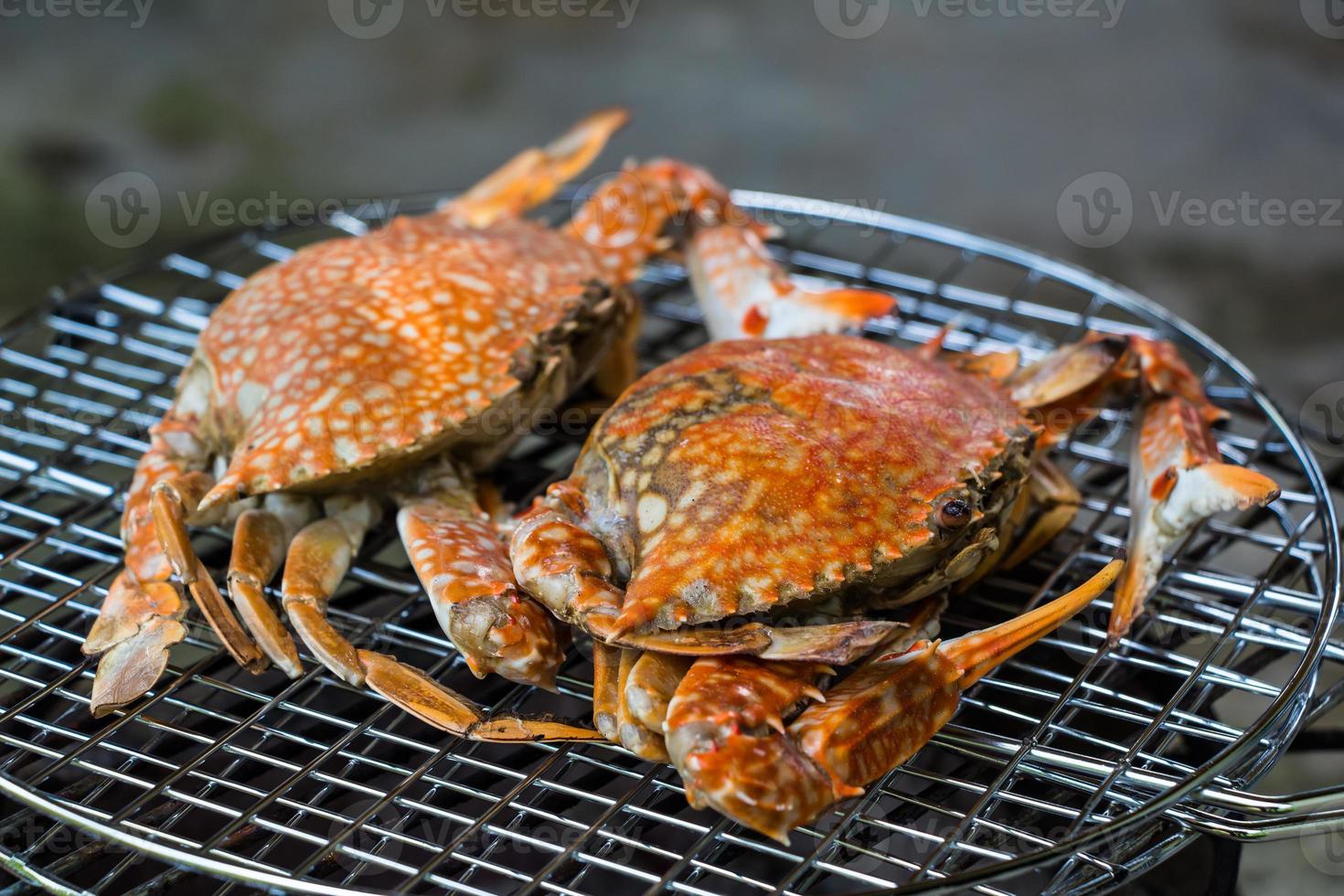 Crevettes de crabes sur le gril de charbon de bois photo