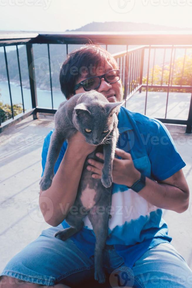 chat funy face dans les bras de l'homme photo