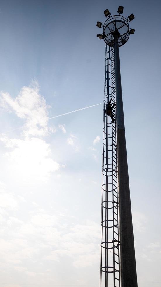 tour d'antenne et ciel bleu clair photo