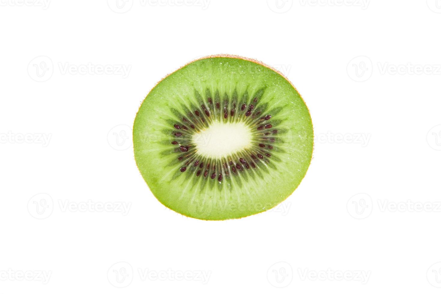 tranche de kiwi frais isolé sur fond blanc photo