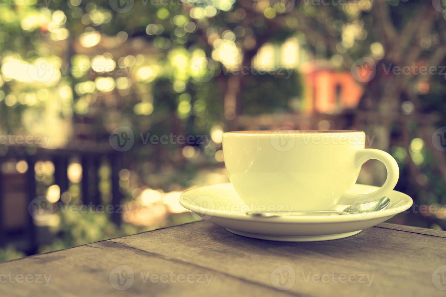 une tasse de café dans un café effet de style vintage photo