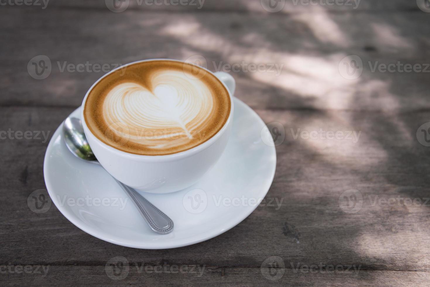 café latte art en forme de coeur photo