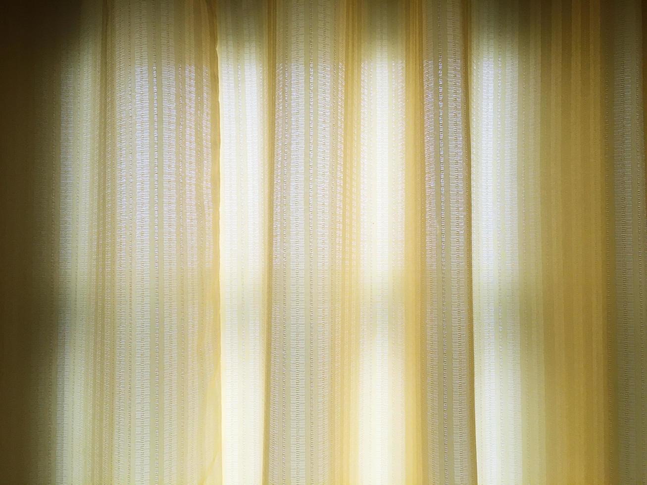 des rideaux marron clair et moelleux ont éclairé le décor de l'extérieur. photo