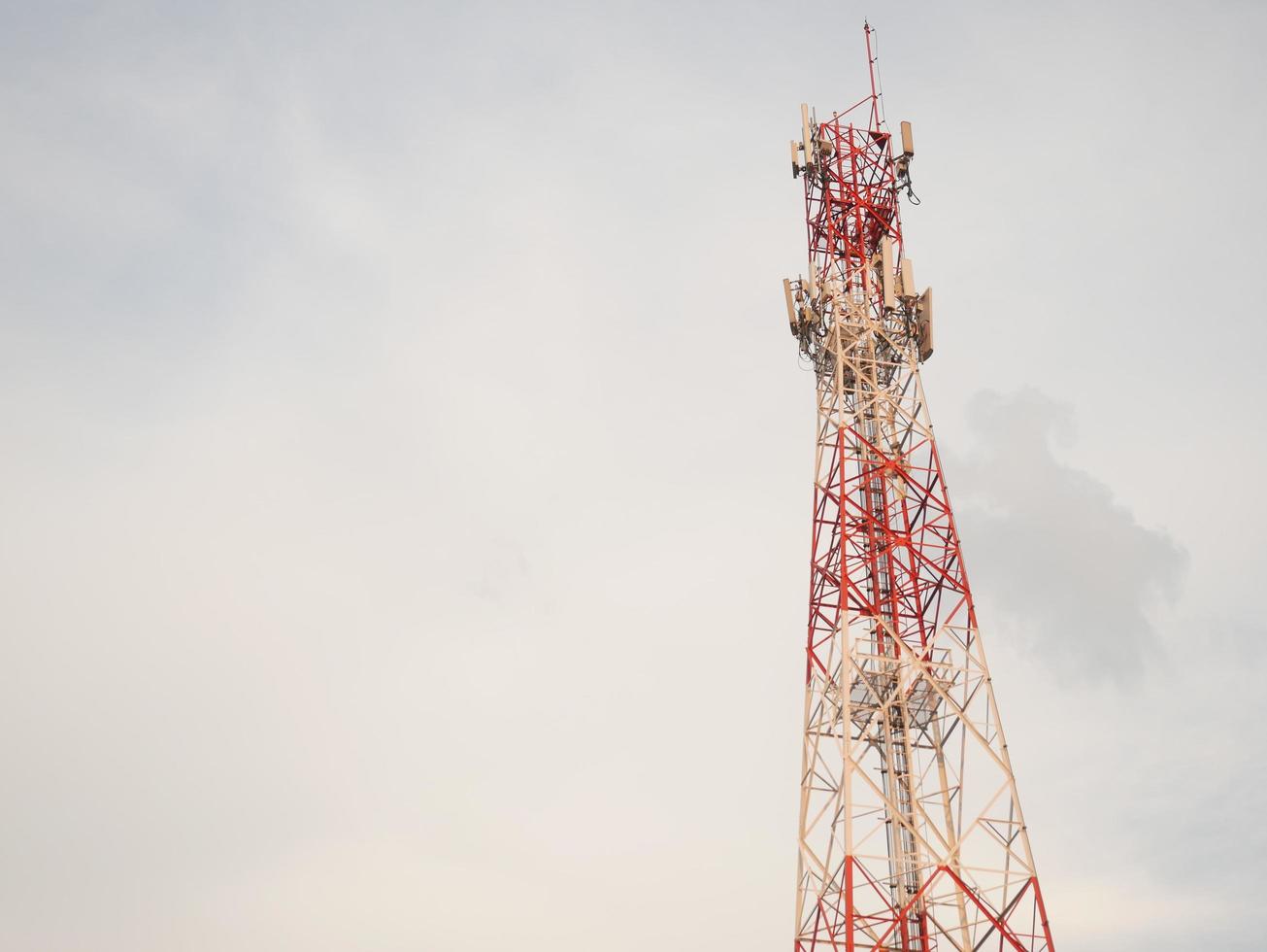 tours téléphoniques utilisées pour diffuser des signaux au crépuscule. photo