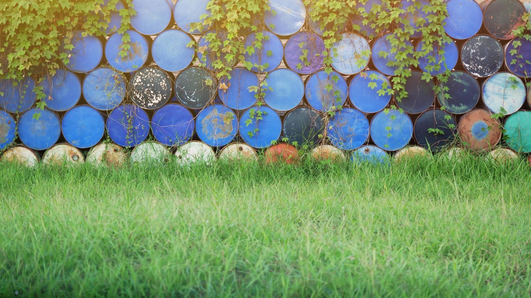 les anciens réservoirs d'huile sont empilés les uns sur les autres pour être recyclés. photo