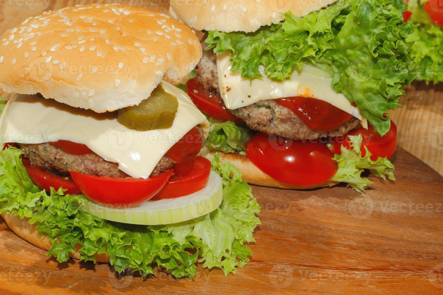hamburgers, restauration rapide, hamburger, steak haché, laitue, tomate, fromage, concombre photo