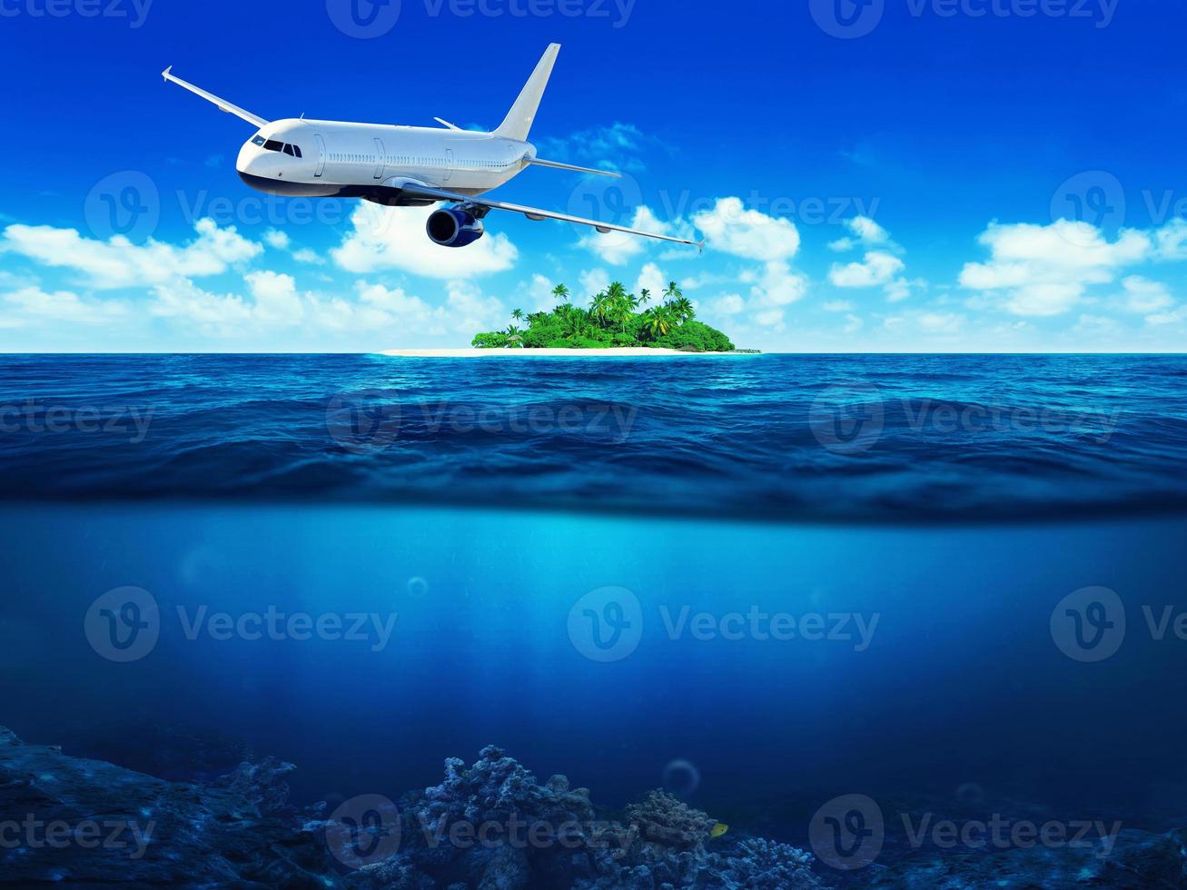 avion volant au-dessus de la mer tropicale avec île. vue sous-marine. photo