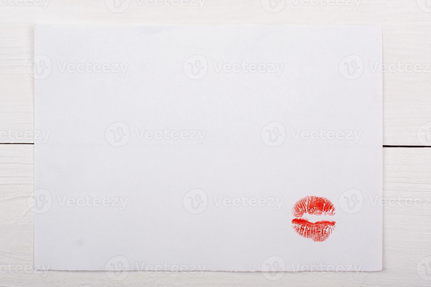 feuille de papier blanche avec un baiser sur un tableau blanc. photo