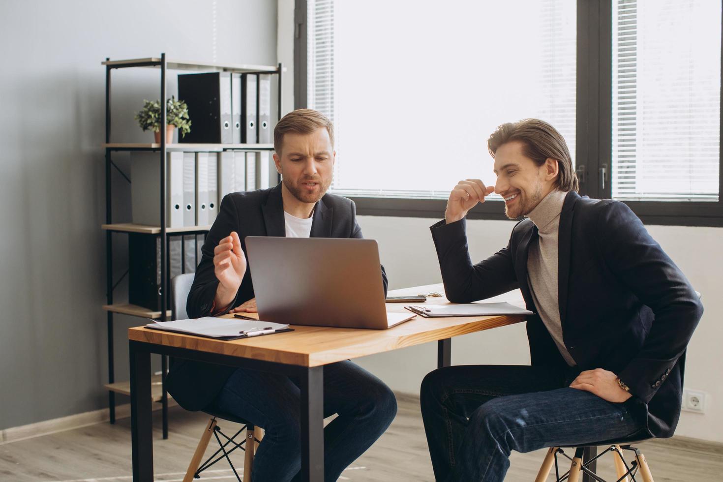 recruteur lors d'un entretien d'embauche au bureau avec un candidat masculin photo