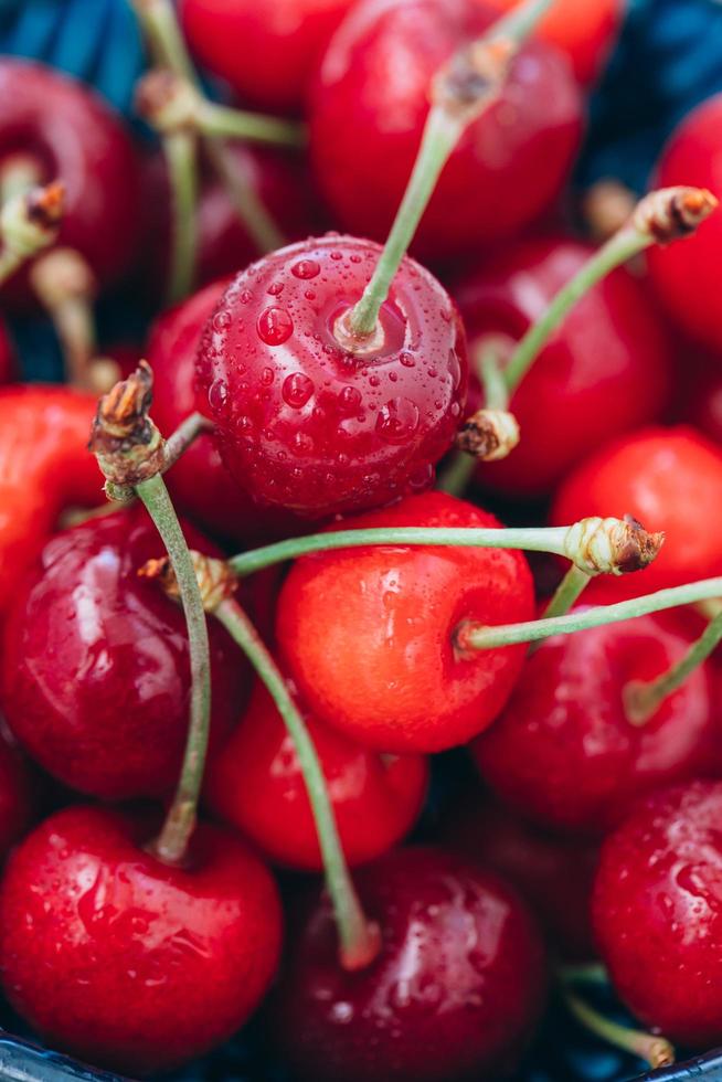 cerise rouge juteuse brillante en gouttes d'eau. photo