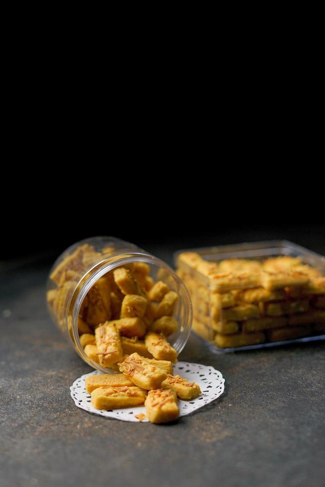 biscuits croquants kaastengels. Biscuits indonésiens d'influence néerlandaise, généralement servis pendant le hari raya eid fitri. image de mise au point sélective sur fond noir photo