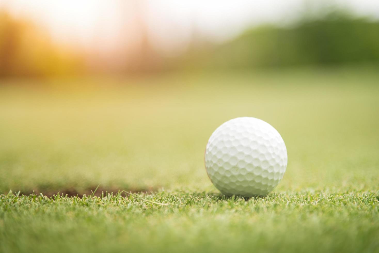 balle de golf sur l'herbe verte prête à être frappée photo