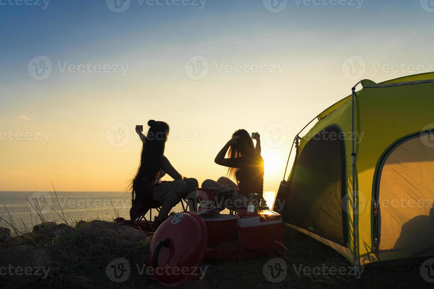 concept de détente à distance de voyage d'aventure en forêt de camp de jeunes en asie. photo