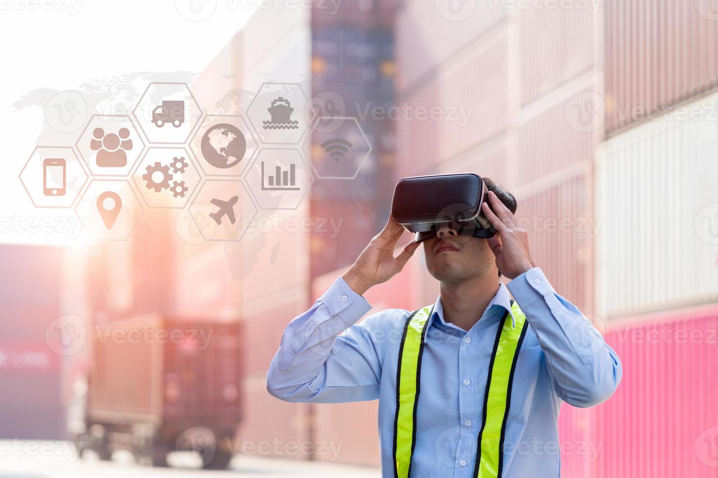 homme d'affaires dans des lunettes de réalité virtuelle et un camion avec un conteneur de fret sur la route dans un chantier naval ou un chantier naval photo