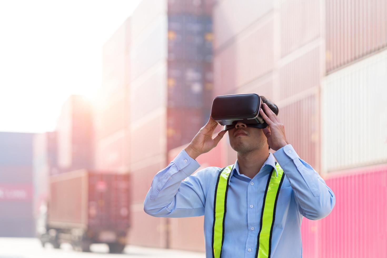 homme d'affaires dans des lunettes de réalité virtuelle et un camion avec un conteneur de fret sur la route dans un chantier naval ou un chantier naval photo