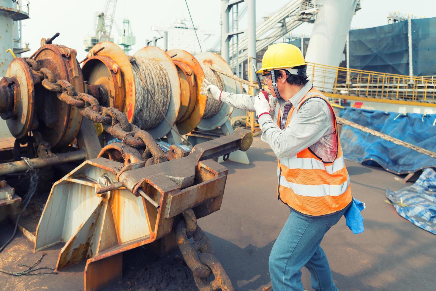 contremaître utilisant un talkie-walkie et un casque de sécurité pour travailler dans un cargo photo