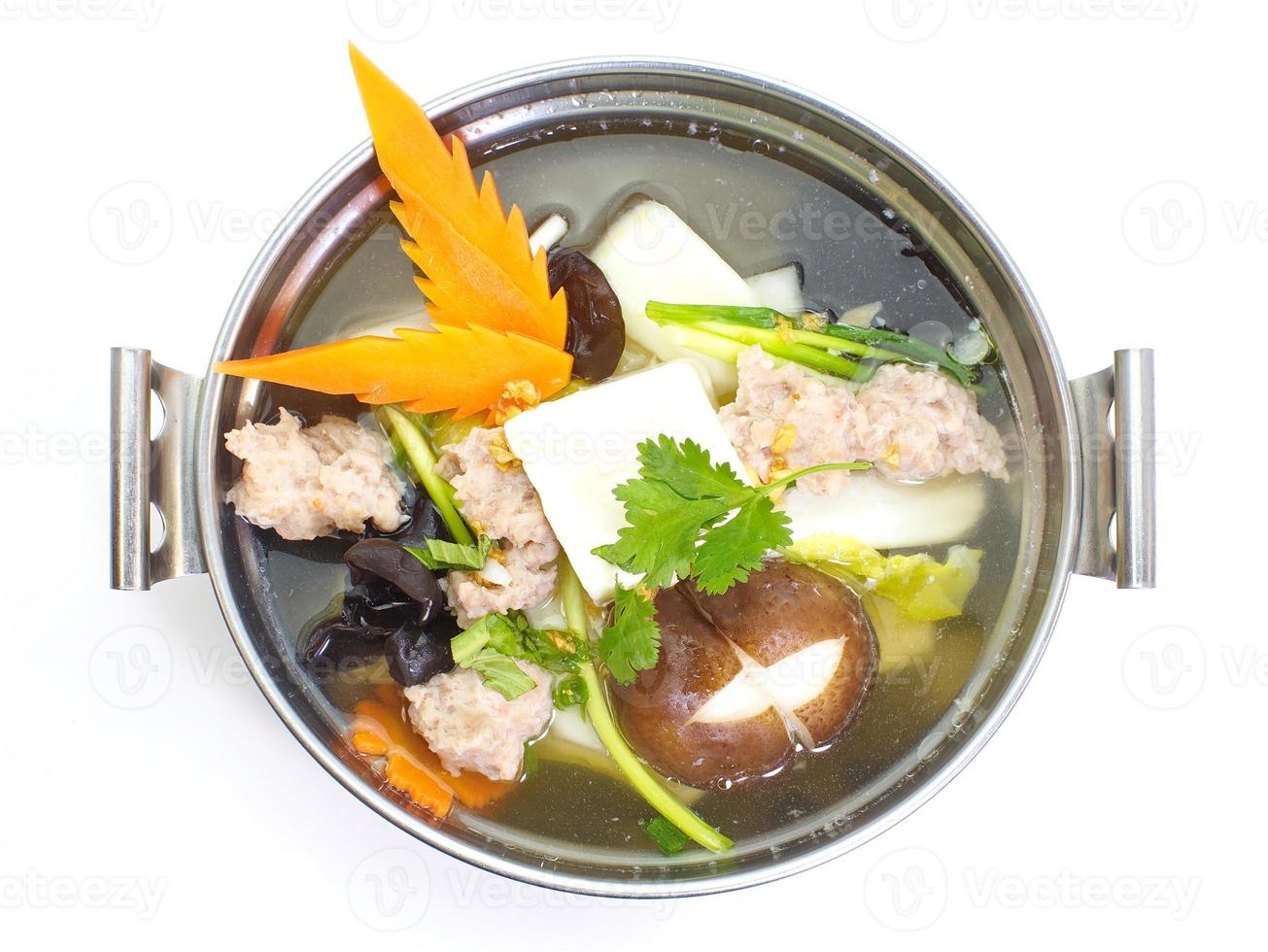 soupe douce avec légumes, porc, champignons et tofu photo