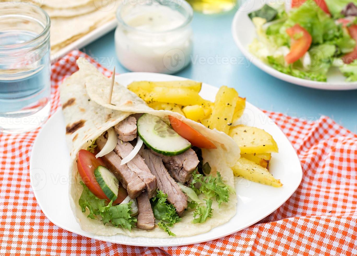 gyros grecs au porc, légumes et pain pita maison photo