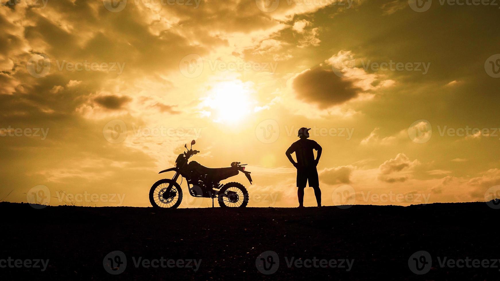 touristes avec motos, motocross. touristes d'aventure à moto. idées d'événements de vacances pour hommes photo