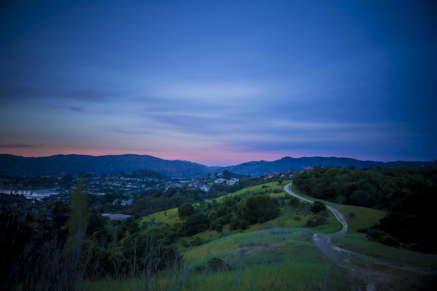 matin ciel rose pays route sinueuse photo