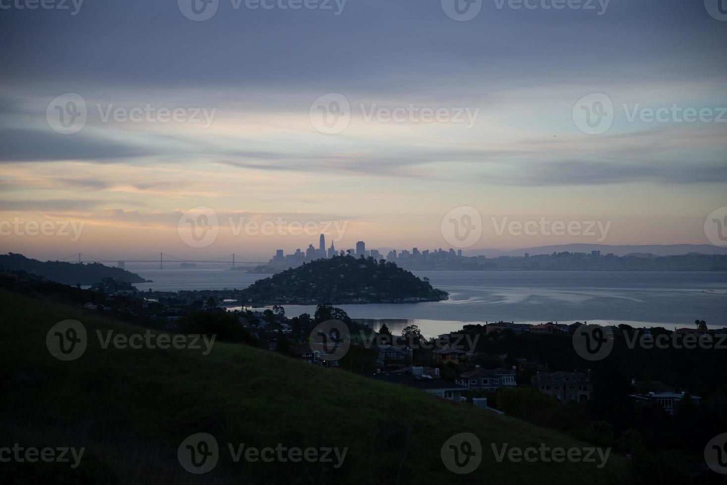 la baie de san francisco et le pont de la baie paysage urbain tôt le matin photo