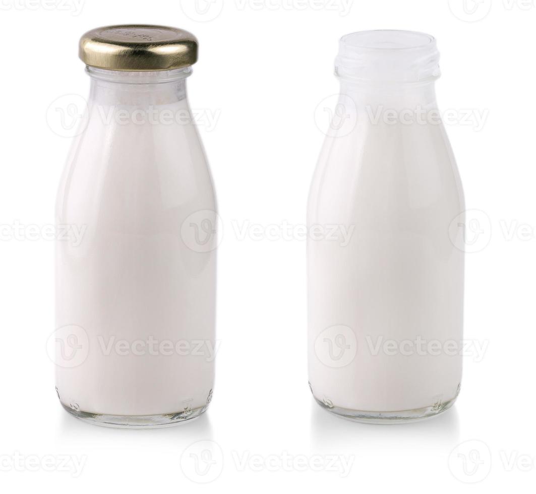 Bouteille en verre avec du lait avec ombre isolé sur fond blanc photo