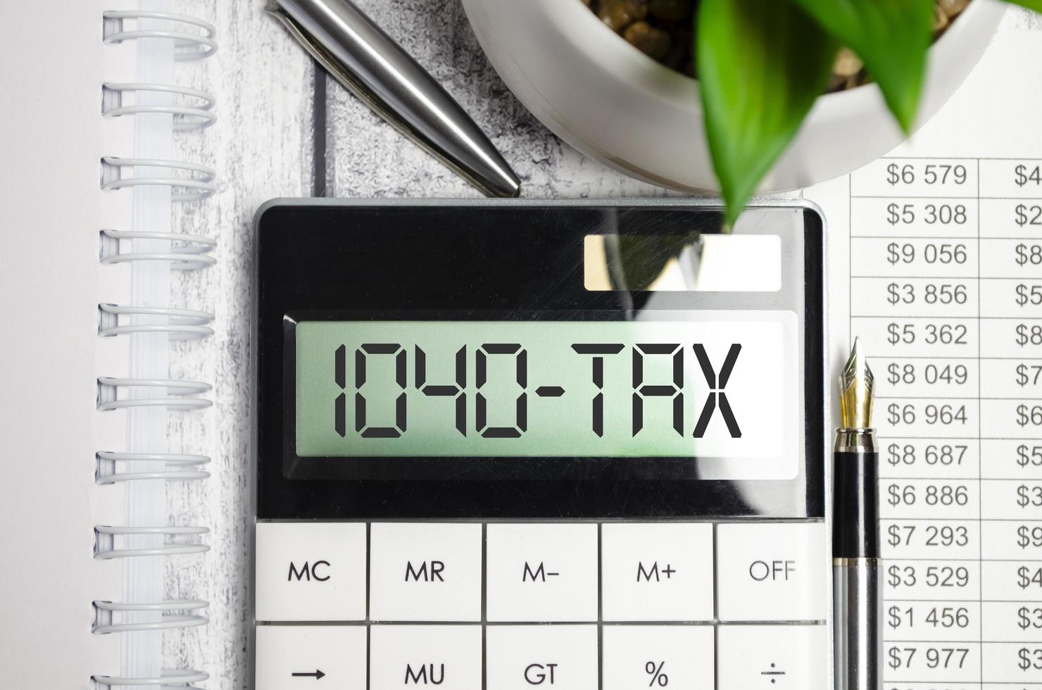 mot 1040 taxe sur la calculatrice. concept commercial et fiscal. photo