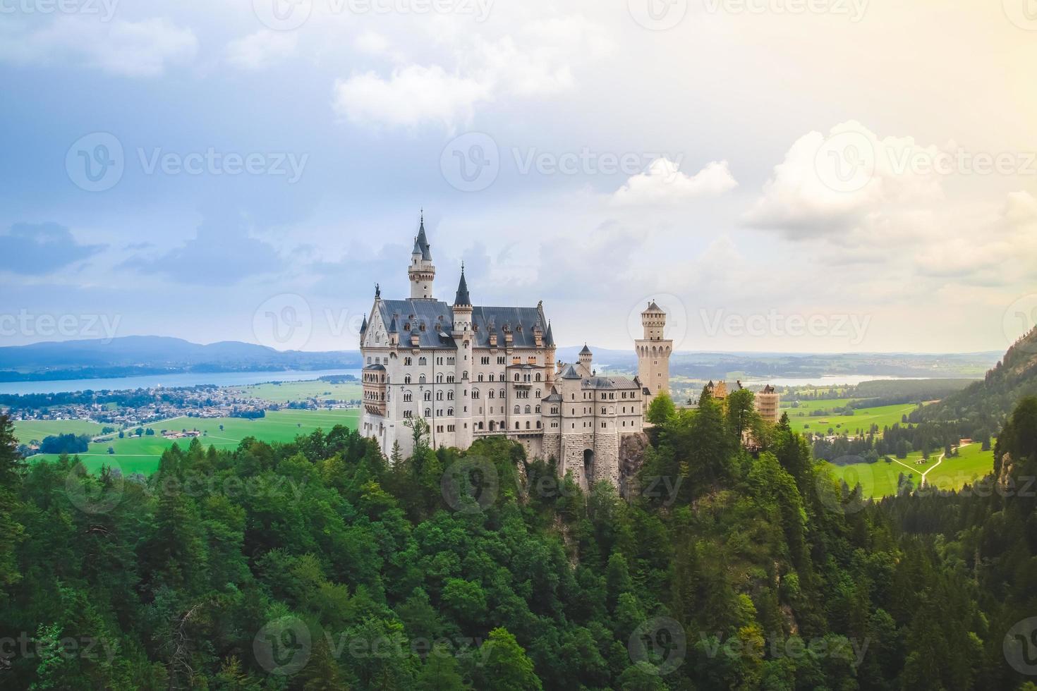 château de neuschwanstein dans un paysage d'été près de munich en bavière, allemagne photo