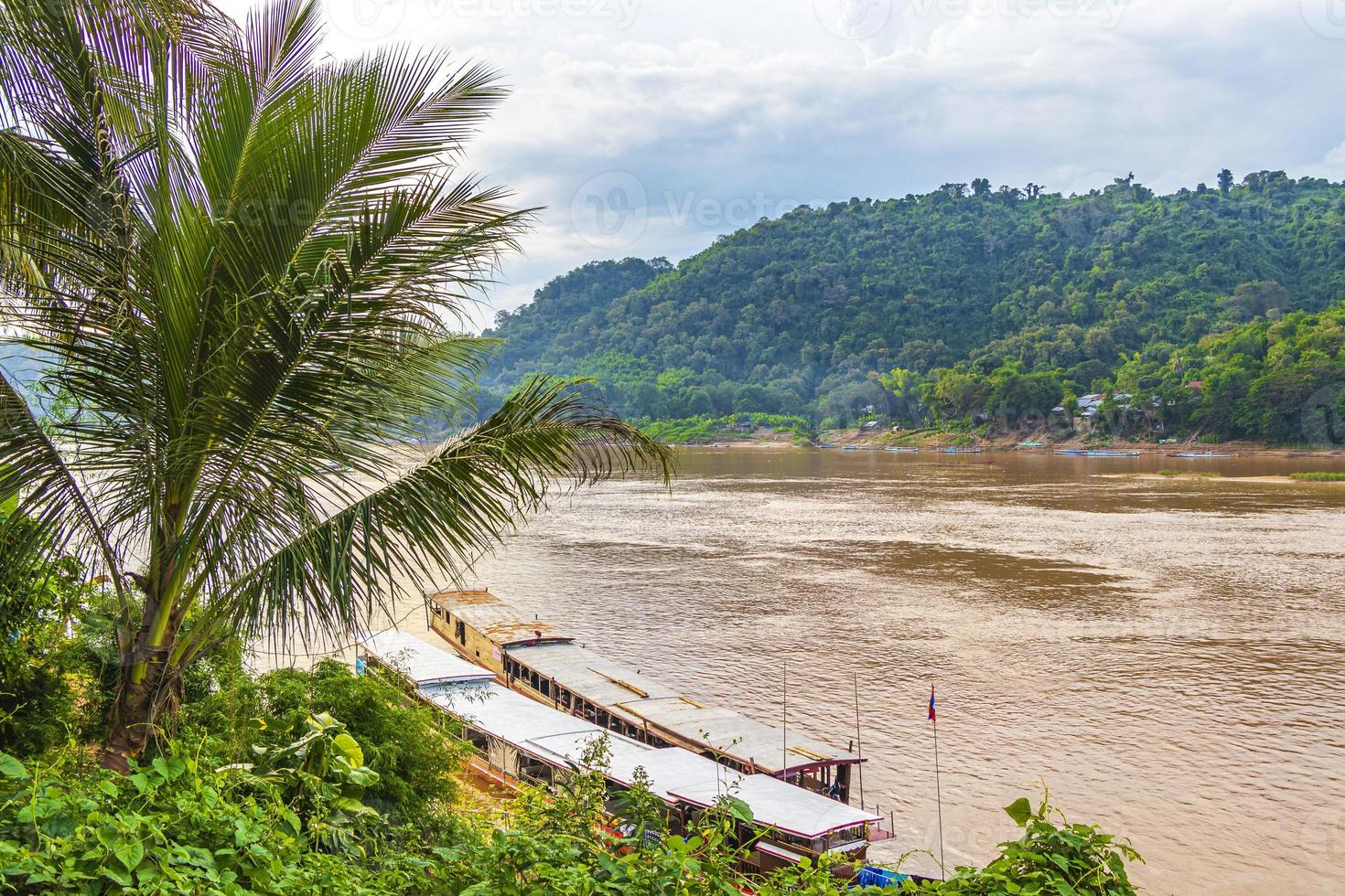 paysage panoramique et bateaux fleuve mékong et luang prabang laos. photo