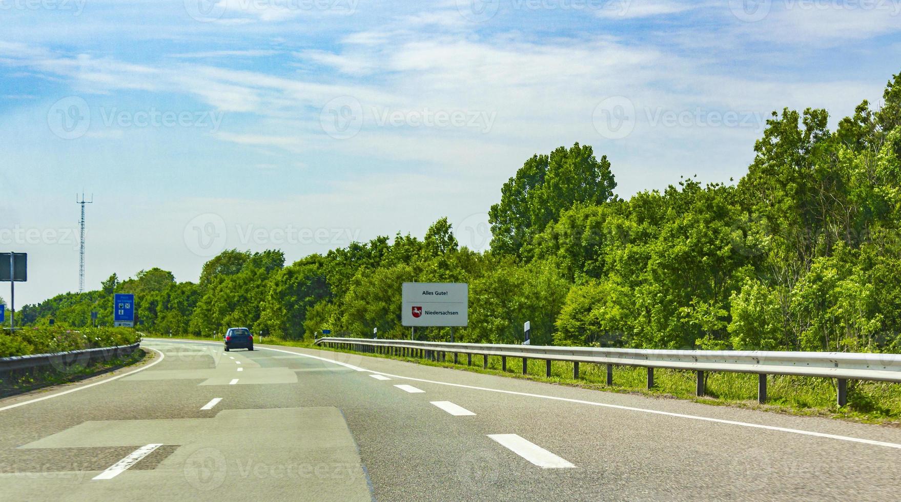 conduite sur l'autoroute allemande de l'allemagne aux pays-bas. photo