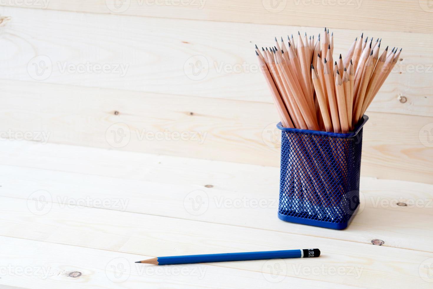 crayons de bois dans un pot en métal photo