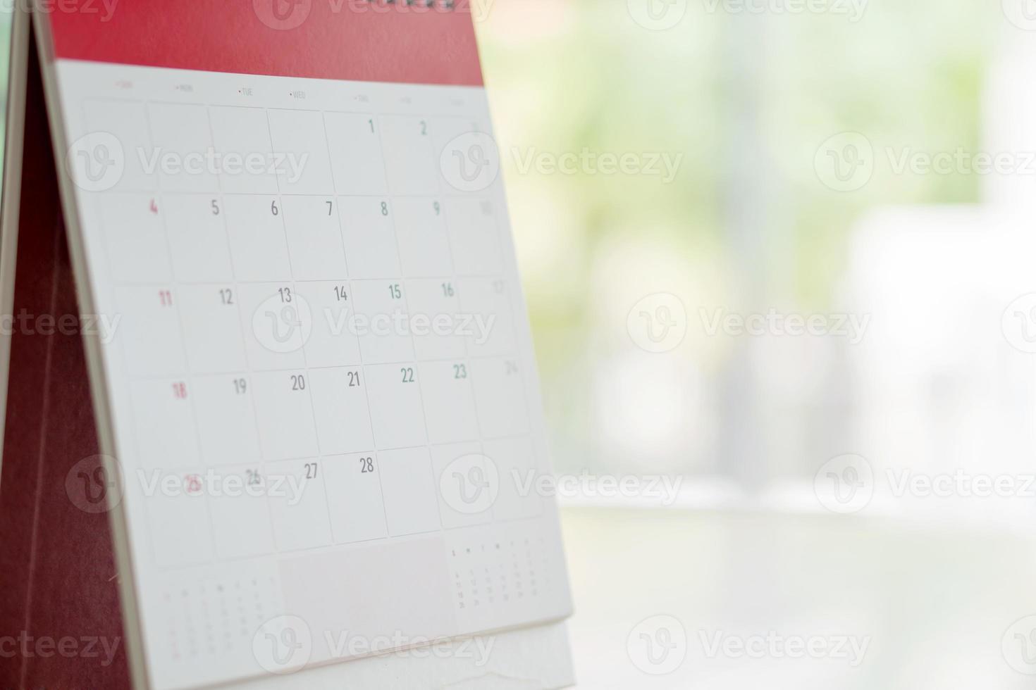 calendrier debout sur une surface en bois marron photo