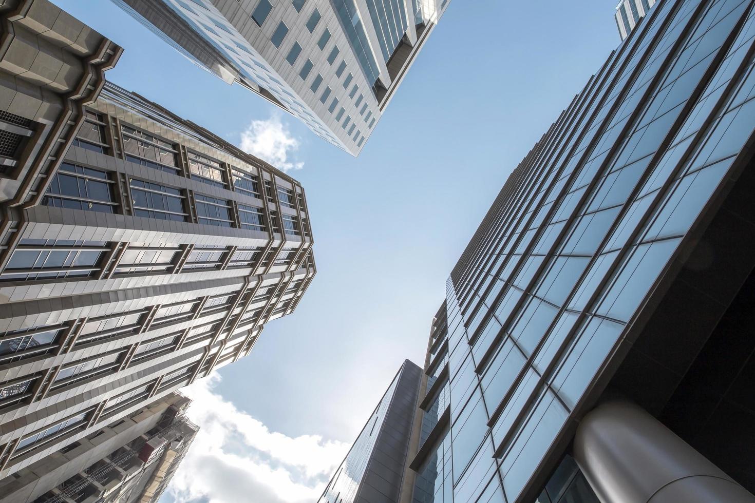 Vue sur les gratte-ciel d'affaires modernes en verre et vue sur le ciel paysage de bâtiment commercial dans le centre de la ville photo