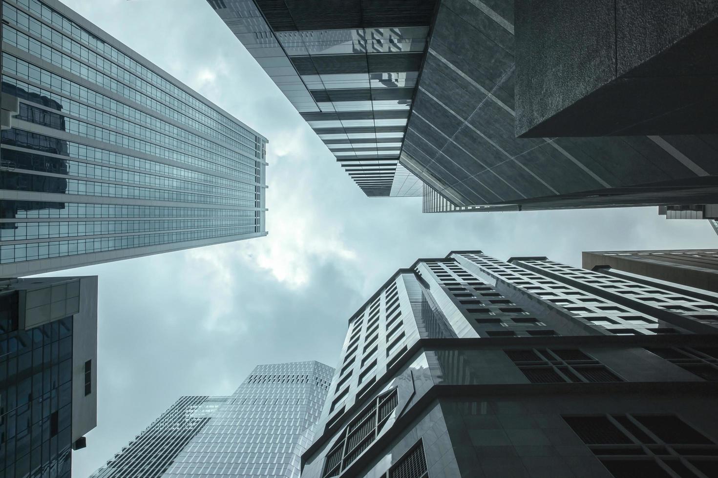 Vue sur les gratte-ciel d'affaires modernes en verre et vue sur le ciel paysage de bâtiment commercial dans le centre de la ville photo