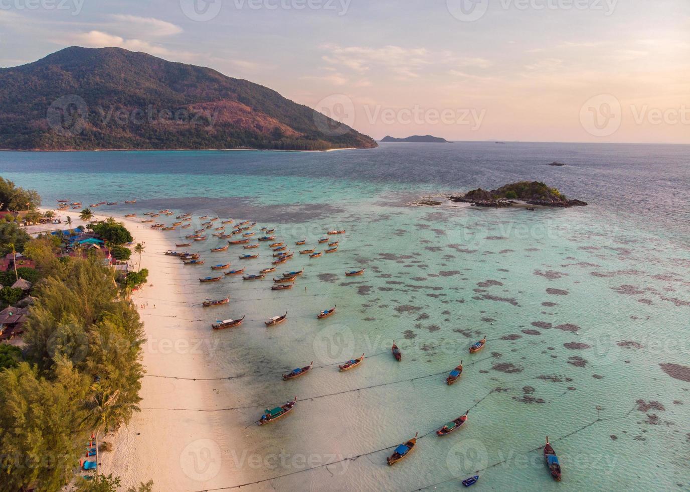 bateau à longue queue en bois ancré sur la mer tropicale à l'île de lipe photo