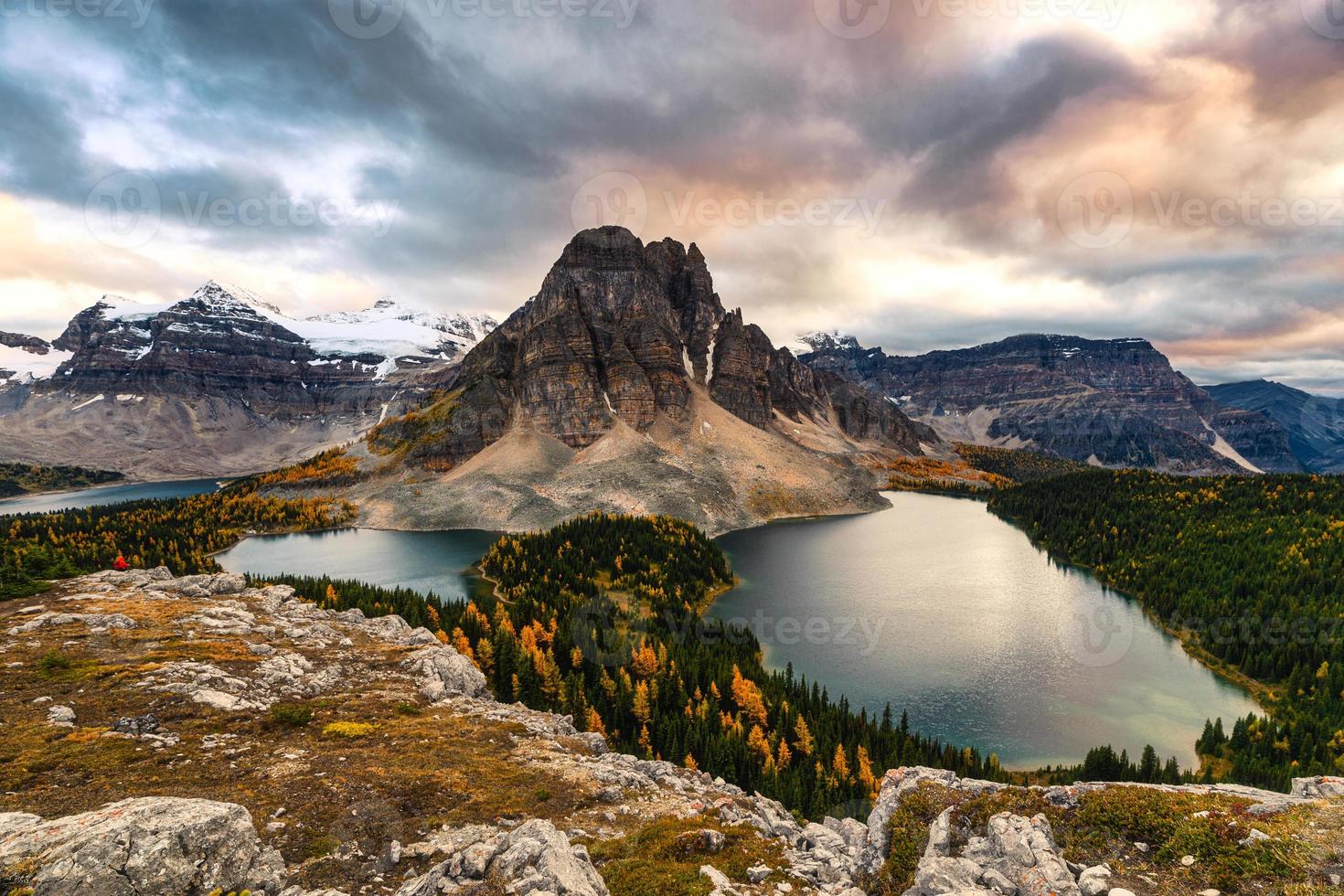 mont assiniboine avec lac sur pic nublet dans la forêt d'automne au coucher du soleil au parc provincial photo