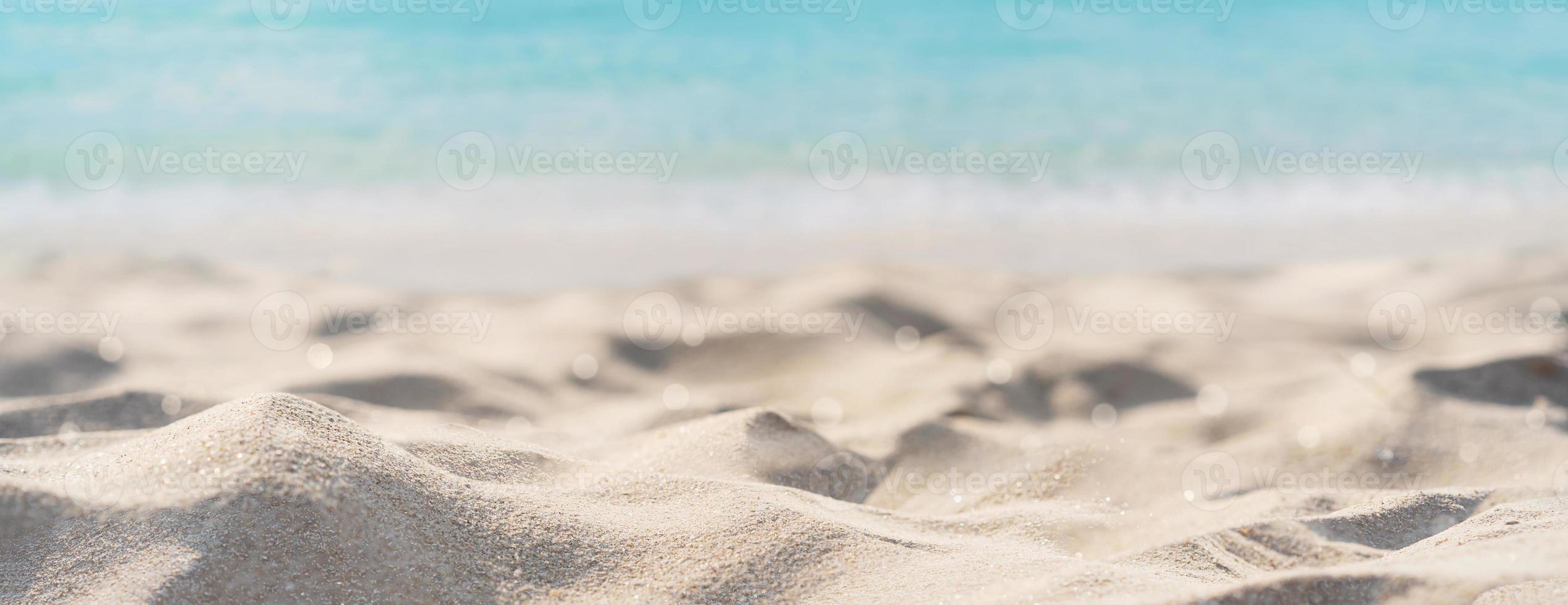 belle plage de sable tropicale et eau claire avec espace de copie, bannière web de vacances d'été photo