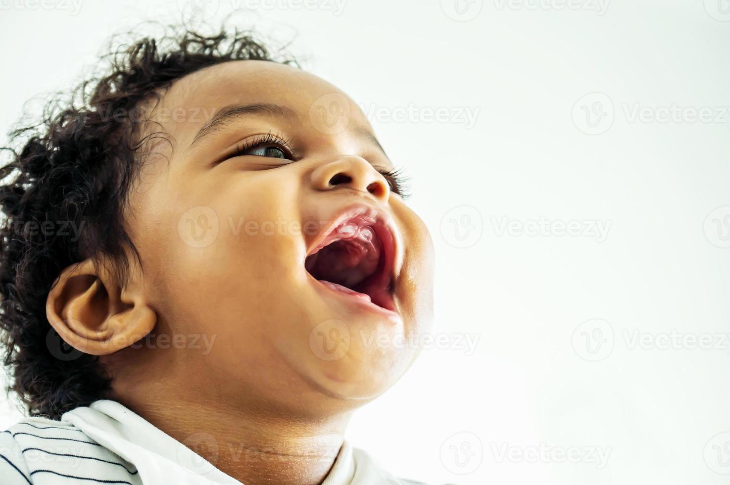 drôle et heureux afro-américain mignon petit garçon photo