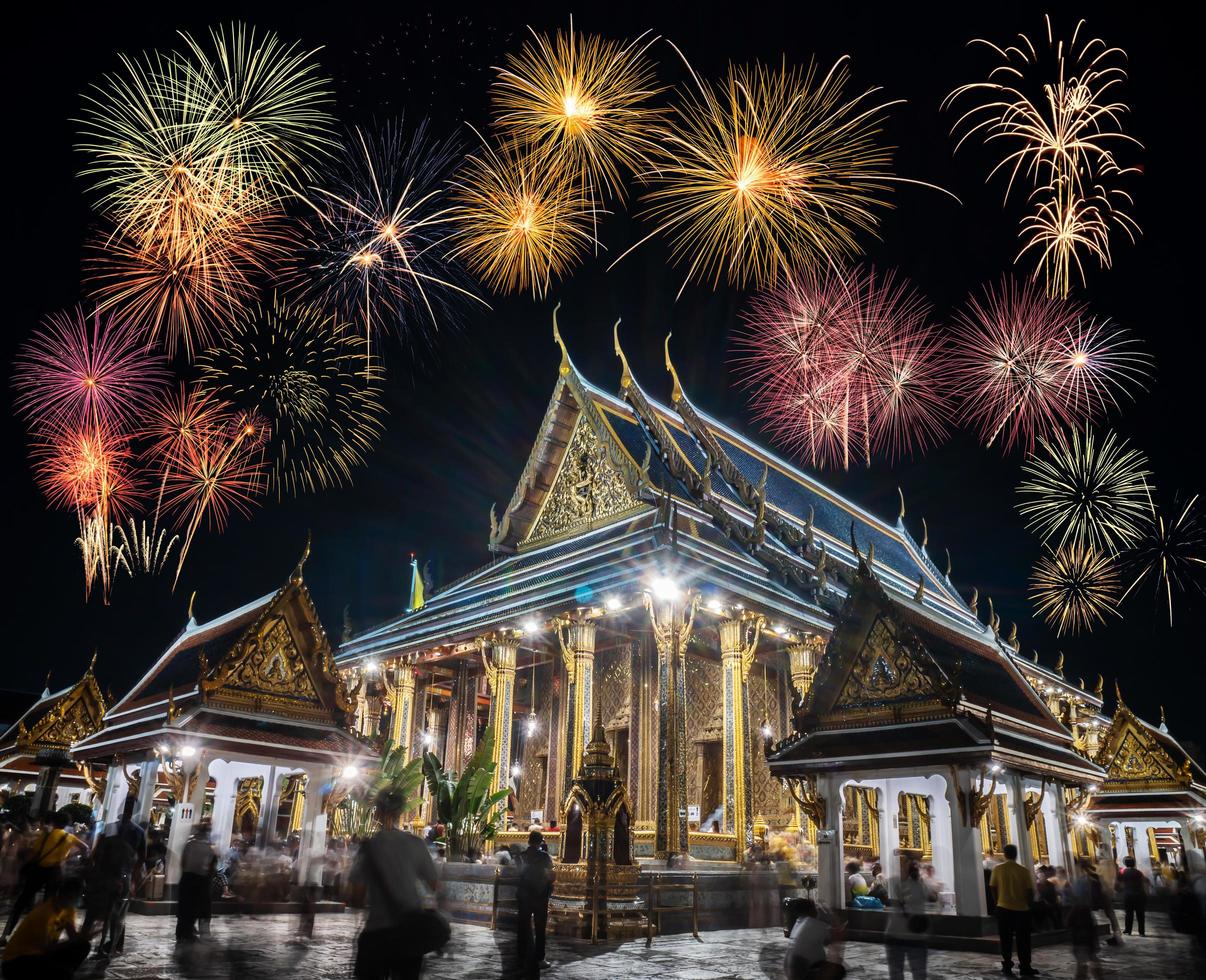 Célébration du feu d'artifice au wat phrasrirattana sasadaram le temple du bouddha d'émeraude, wat phra kaeo dans la nuit à bangkok, thaïlande photo