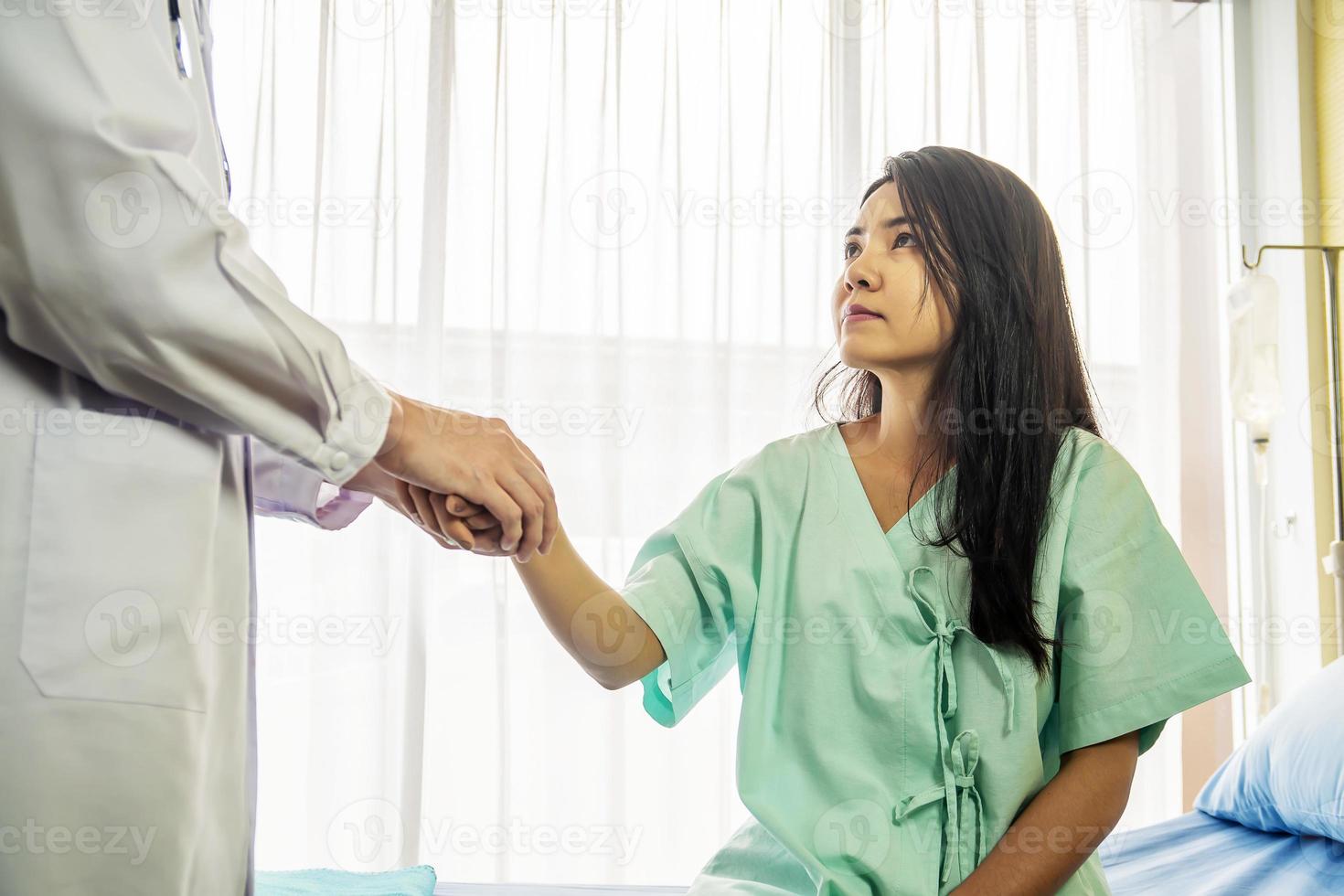 Joyeux Filles Mignonnes En Uniforme Médical Blanc Et Le Stéthoscope  Agissent Comme Un Médecin. Rêve D'enfant De Devenir Un Concept Image stock  - Image du acte, interne: 234638745